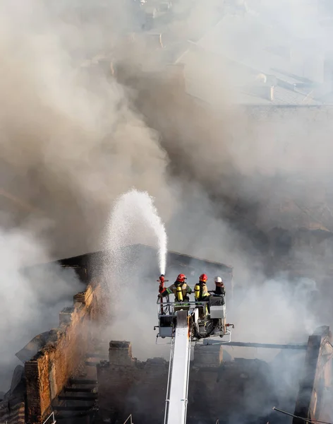 キエフでの 3階建て住宅の火災します。 — ストック写真