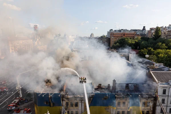 Kiev bir üç katlı evde yangın — Stok fotoğraf
