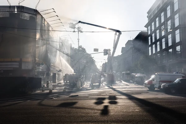 Incendio en una casa de tres pisos en Kiev — Foto de Stock