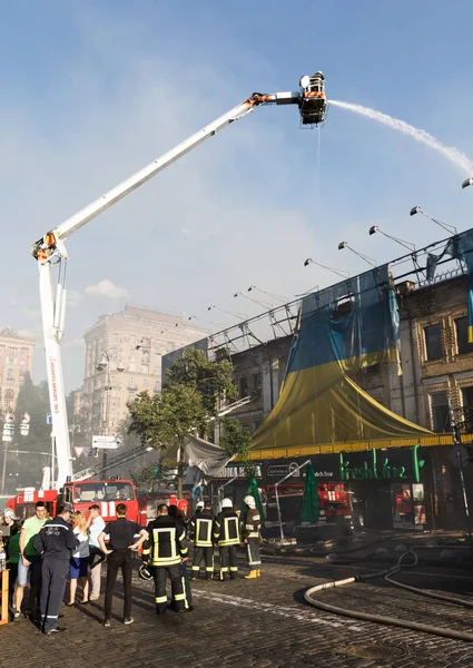 Kiev bir üç katlı evde yangın — Stok fotoğraf