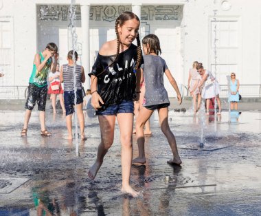 Mutlu çocuklar çeşmeden su sıcak bir günde oyun