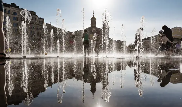 Šťastné děti hrají v vodní fontány v horkém dni — Stock fotografie