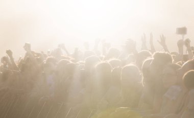 bir konserde açık bir oyun üzerinde insan kalabalığı