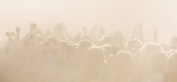 Menigte van mensen op een open speelplaats tijdens een concert — Stockfoto