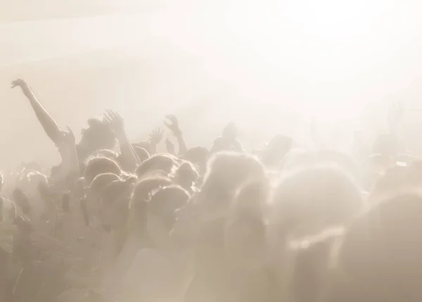 Multitud de personas en un patio abierto en un concierto —  Fotos de Stock