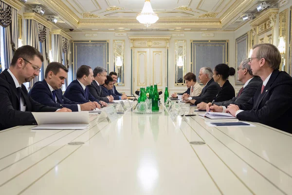Petro Poroshenko og Rex Tillerson - Stock-foto