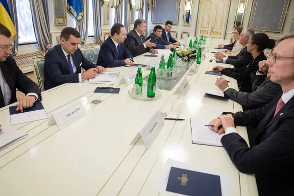 Petro Poroshenko ve Rex Tillerson — Stok fotoğraf