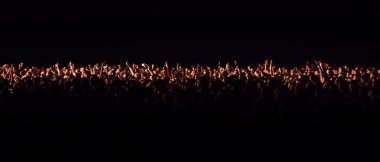 Geceleri bir konserde seyirci