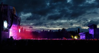 Geceleri bir konserde seyirci