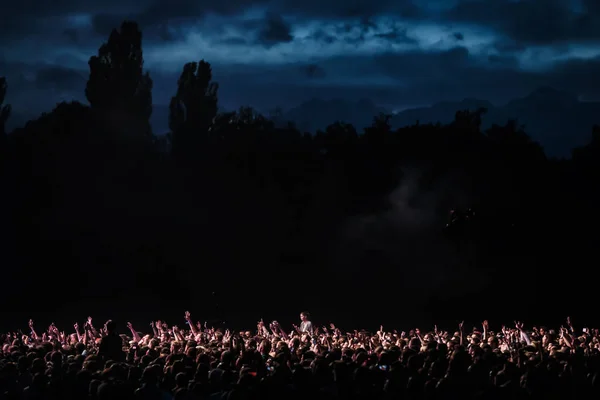 Geceleri bir konserde seyirci — Stok fotoğraf