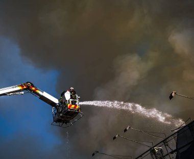 Kiev bir üç katlı evde yangın