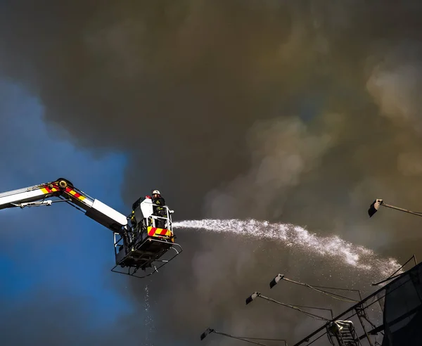 Brand i en tre våningar hus i Kiev — Stockfoto