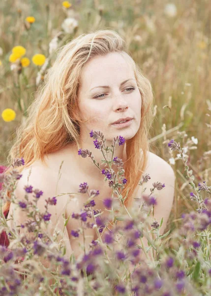 Artistiek portret van sproeterig vrouw op natuurlijke achtergrond — Stockfoto