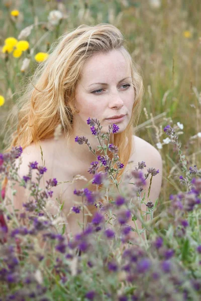 Artistiek portret van sproeterig vrouw op natuurlijke achtergrond — Stockfoto