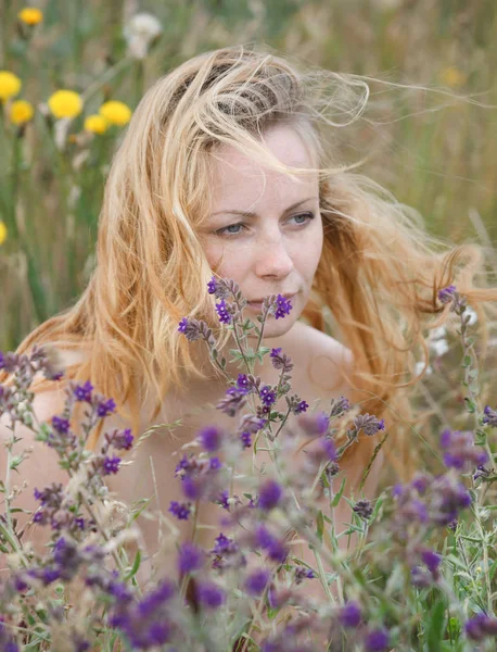 Künstlerisches Porträt einer sommersprossigen Frau auf natürlichem Hintergrund — Stockfoto