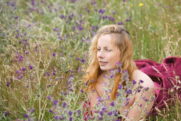 Artistiek portret van sproeterig vrouw op natuurlijke achtergrond — Stockfoto