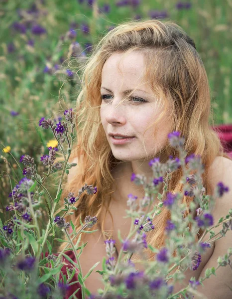 Künstlerisches Porträt einer sommersprossigen Frau auf natürlichem Hintergrund — Stockfoto