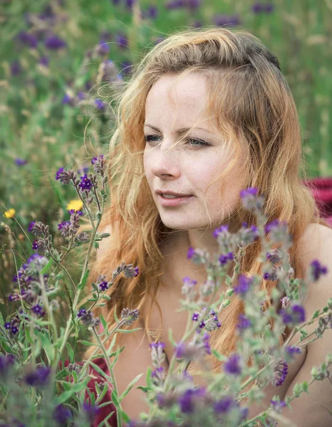 Retrato artístico de mulher sardenta sobre fundo natural — Fotografia de Stock