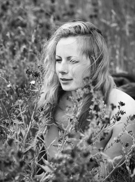 Portrait artistique de femme taches de rousseur sur fond naturel — Photo