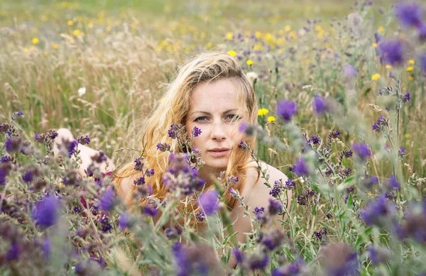 Artistiek portret van sproeterig vrouw op natuurlijke achtergrond — Stockfoto