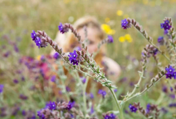 自然の背景にそばかす女の芸術的な肖像画 — ストック写真