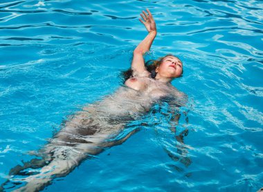 Yüzme havuzunda çıplak kadın