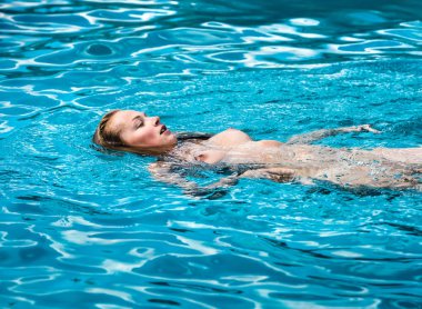 Yüzme havuzunda çıplak kadın