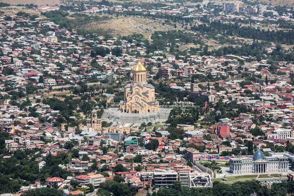 Skyline aus der Luft mit der Dreifaltigkeitskathedrale von Tiflis — Stockfoto