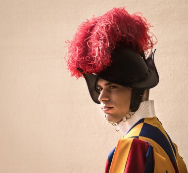 Papalık İsviçreli üniformalı muhafızlar