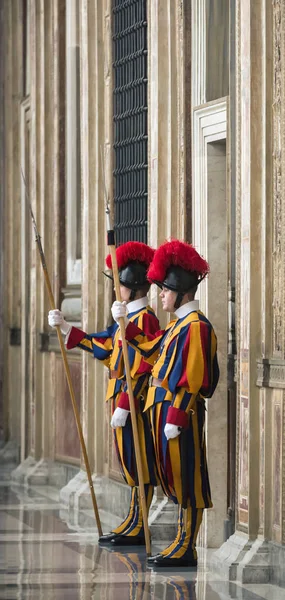 Guarda Suíça Papal de uniforme — Fotografia de Stock