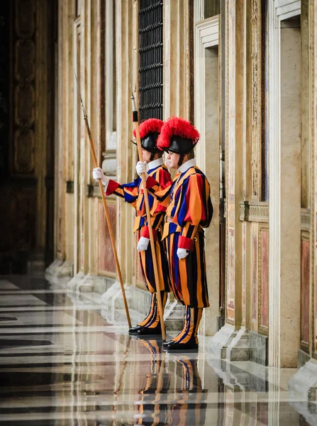 Guarda Suíça Papal de uniforme — Fotografia de Stock