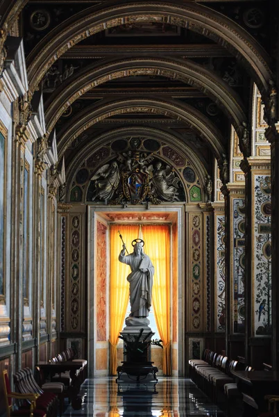 Påvliga basilikan Saint Peter i Vatikanens inre — Stockfoto