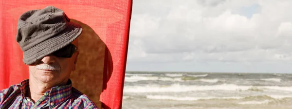 An elderly man on the sea background — Stock Photo, Image