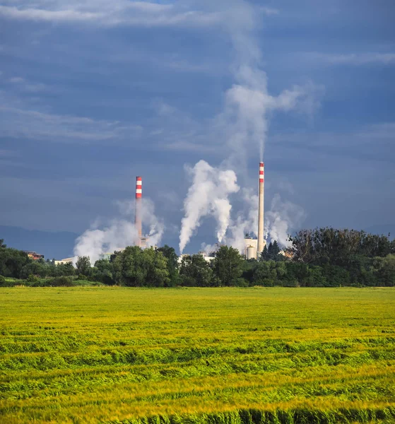 Emissões de tubos para a atmosfera — Fotografia de Stock