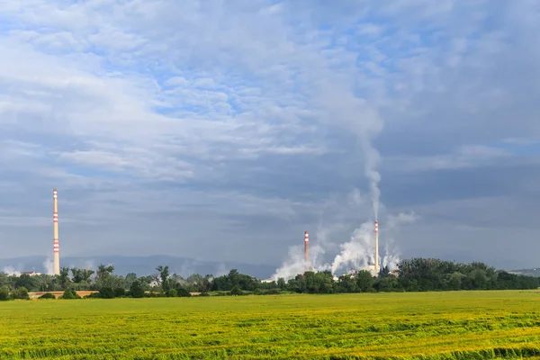Emisiones de tuberías a la atmósfera — Foto de Stock