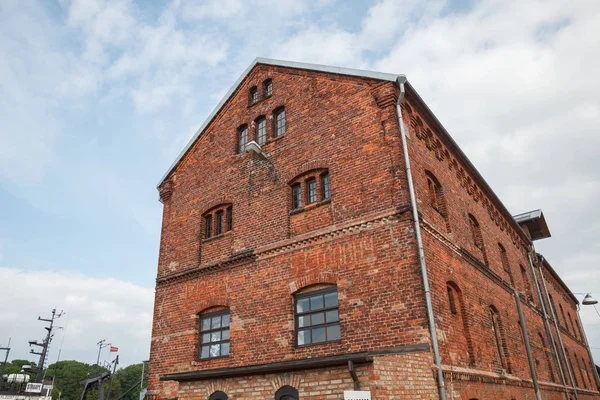 Edifícios de tijolos dilatados nas ruas de Liepaja — Fotografia de Stock