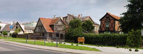 Maisons anciennes en bois dans une ville de Liepaja — Photo
