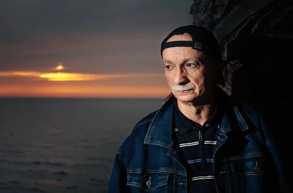 Portrait of an elderly lonely pensive man — Stock Photo, Image