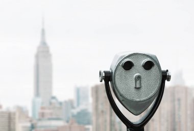 Dürbün ve New York'un Manhattan siluetinin