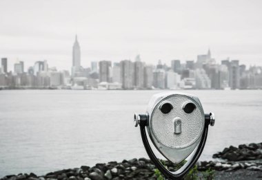 Dürbün ve New York'un Manhattan siluetinin