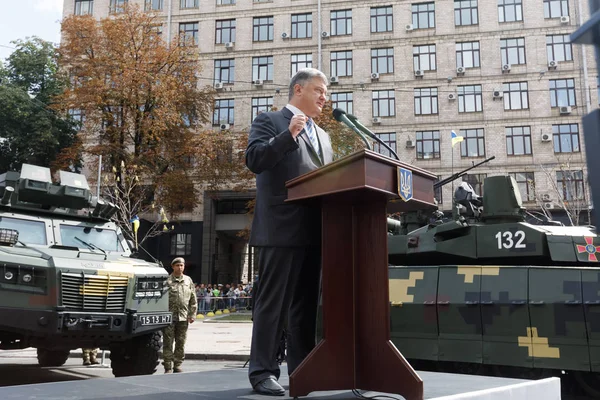 Mostra di armi e attrezzature militari su Khreshchatyk, a Ki — Foto Stock