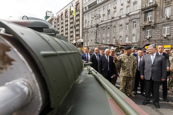 Utställning av vapen och militär utrustning på Khreshchatyk, i Ki — Stockfoto