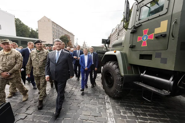 Exposição de armas e equipamentos militares em Khreshchatyk, em Ki — Fotografia de Stock