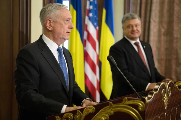 Petro Poroshenko and James Mattis — Stock Photo, Image