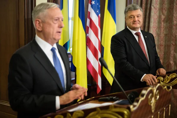 Petro Poroshenko and James Mattis — Stock Photo, Image