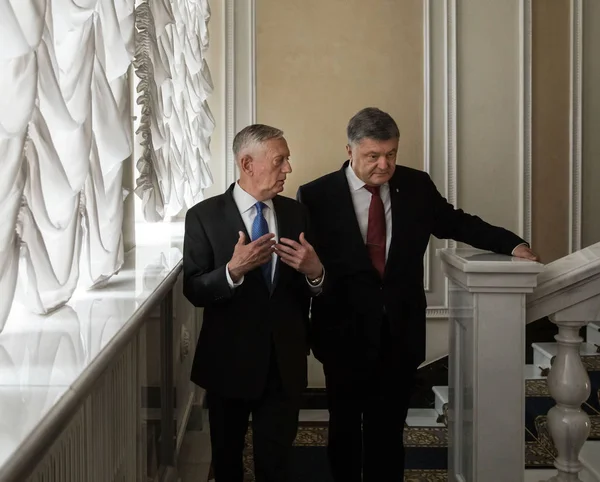 Petro Poroshenko en James Mattis — Stockfoto