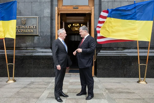 Petro Poroshenko y James Mattis —  Fotos de Stock