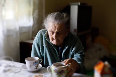 Yaşlı yalnız kadın