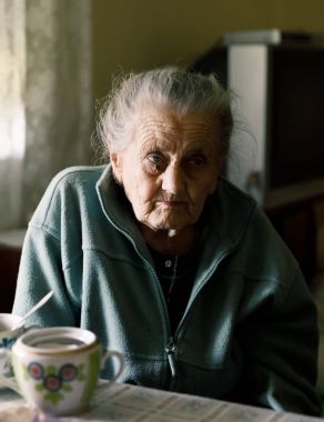 Yaşlı yalnız kadın