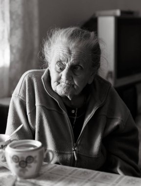 Yaşlı yalnız kadın